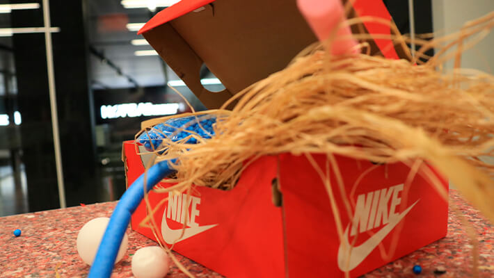ONARANLAR KULÜBÜ İLE NIKE AYAKKABI KUTULARINDAN YENİ YIL SÜSÜ