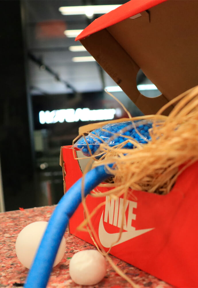 ONARANLAR KULÜBÜ İLE NIKE AYAKKABI KUTULARINDAN YENİ YIL SÜSÜ